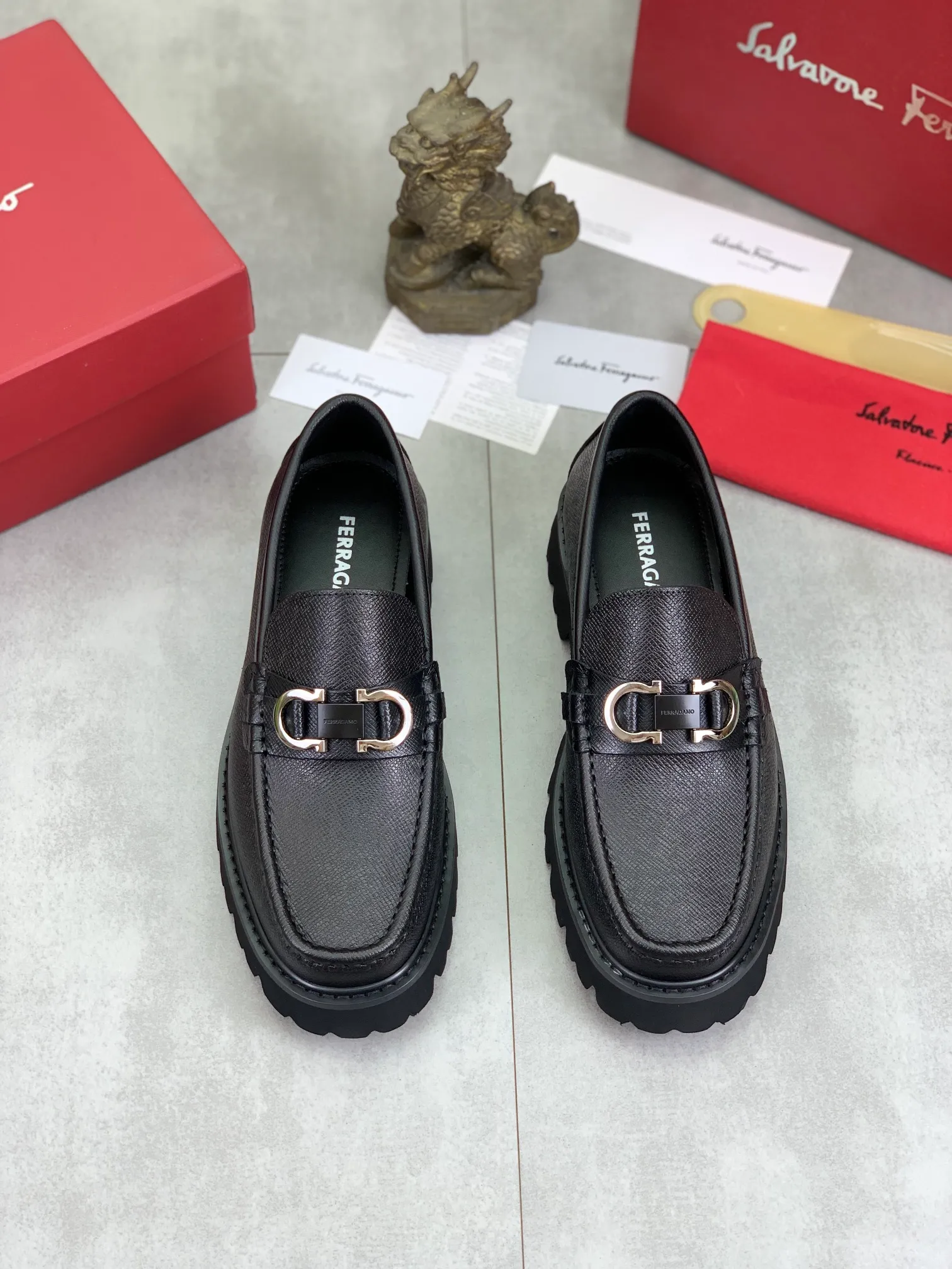 Men's Men's Shoes 💰P460💰[New Style] Water-dyed Niuli 🆘[Salvatore Ferragamo] Ferragamo's latest casual business leather shoes for men! Available at counters simultaneously! The fabric is made of specially imported original calfskin, the lining is made of imported water-dyed cowhide, and the original lightweight foam outsole is absolutely luxurious and leads the fashion trend. Matching code: 38-45; 4️⃣ colors available